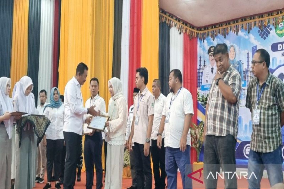 Suasana pencari kerja memadati bursa kerja Job Fair di Mandailing Natal