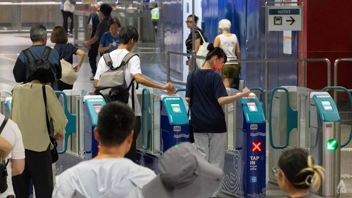 Suasana stasiun MRT di Singapura saat jam sibuk
