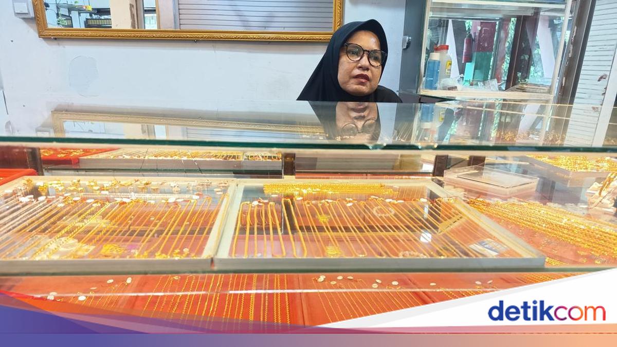 Suasana toko emas di Pasar Sukaramai Medan saat harga emas mengalami penurunan