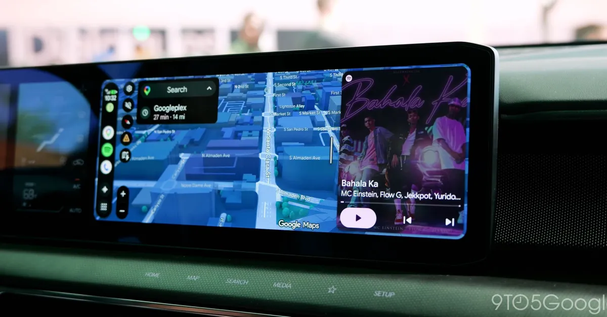 Tampilan antarmuka Android Auto di layar mobil yang menunjukkan pembaruan aplikasi media