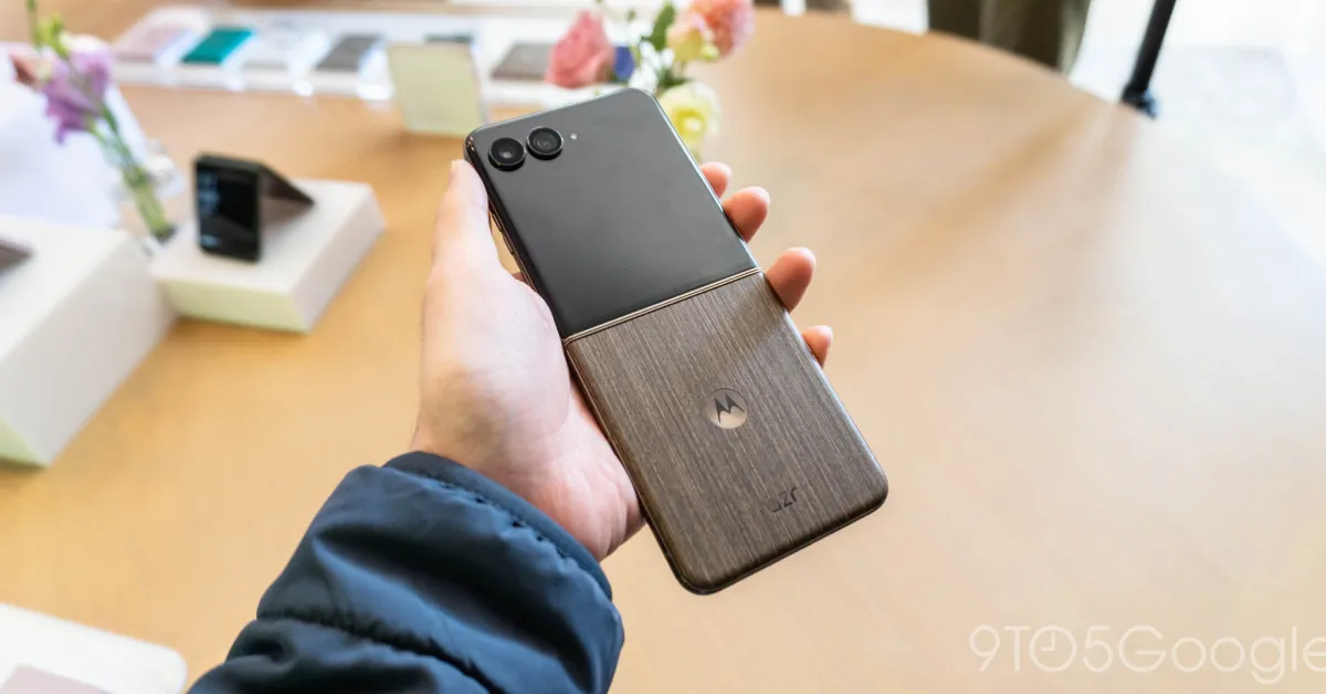 Tampilan antarmuka pembaruan Android 17 pada perangkat Motorola Razr Ultra