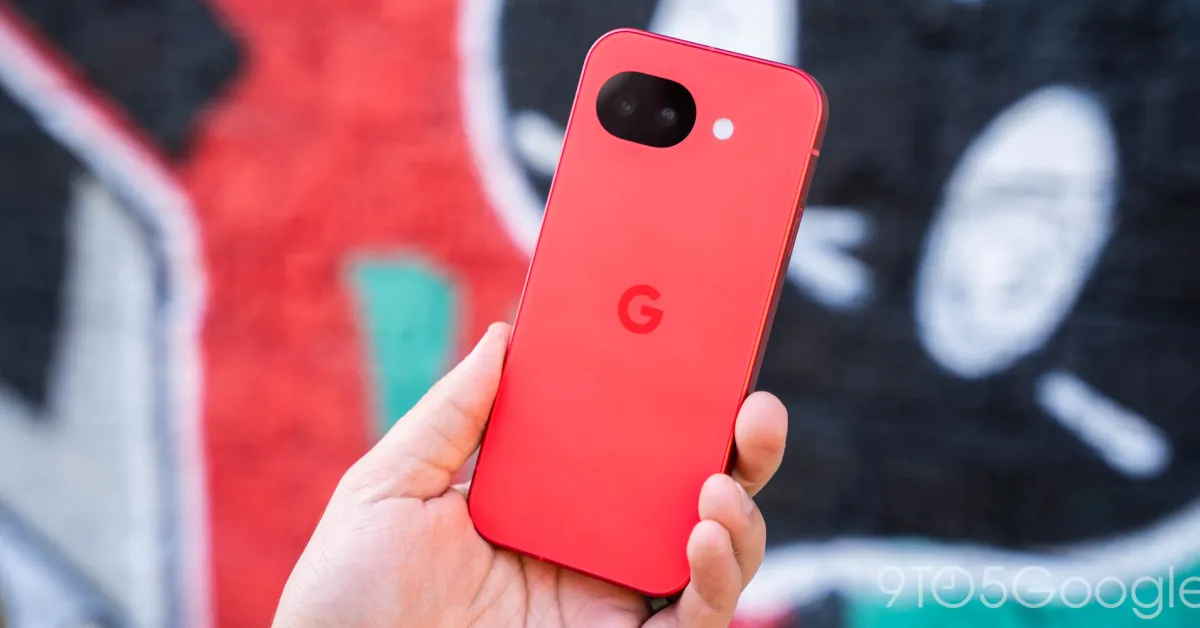 Tampilan bodi dan layar smartphone Google Pixel 10a terbaru dengan desain elegan