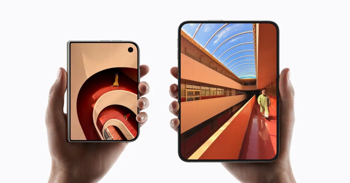 Tampilan bodi iPhone Duo yang lebih tebal dan berat dibandingkan ponsel lipat Android