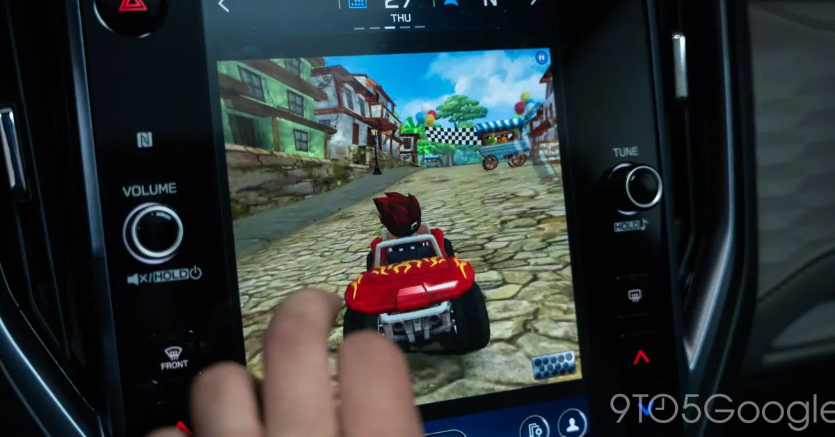 Tampilan game di layar Android Auto saat mobil parkir