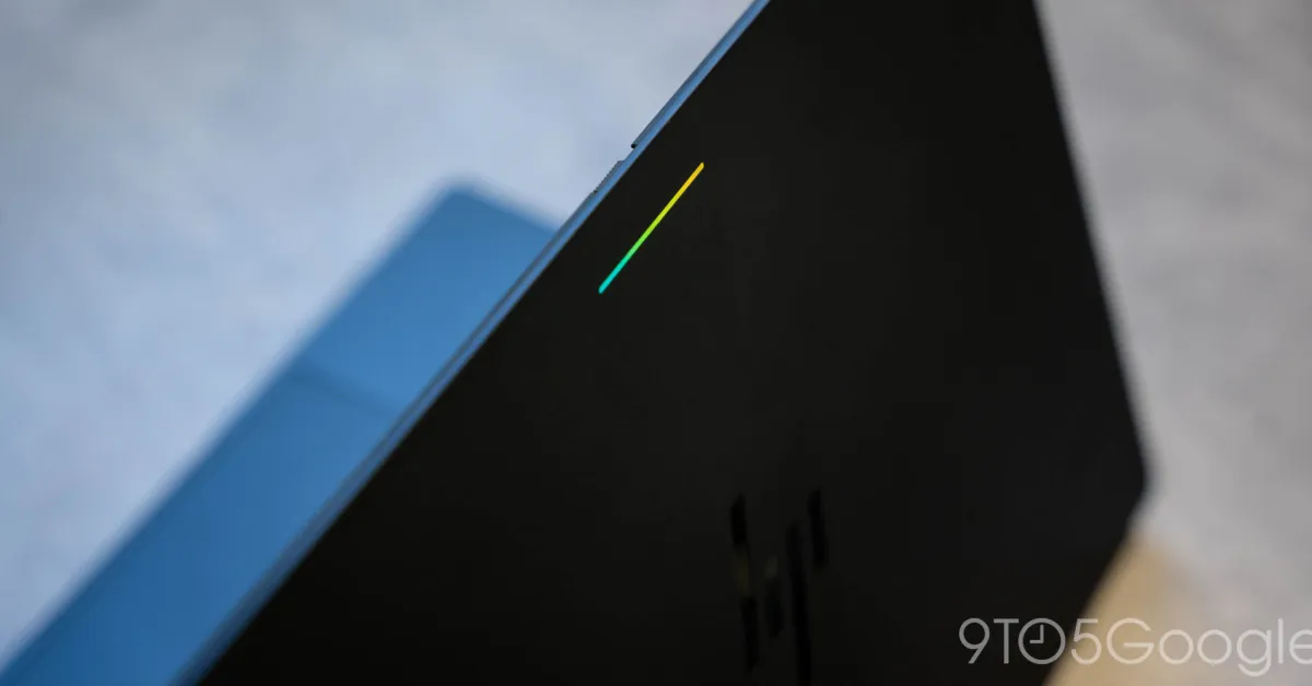 Tampilan Googlebook Glowbar dengan lampu indikator LED di bagian belakang layar