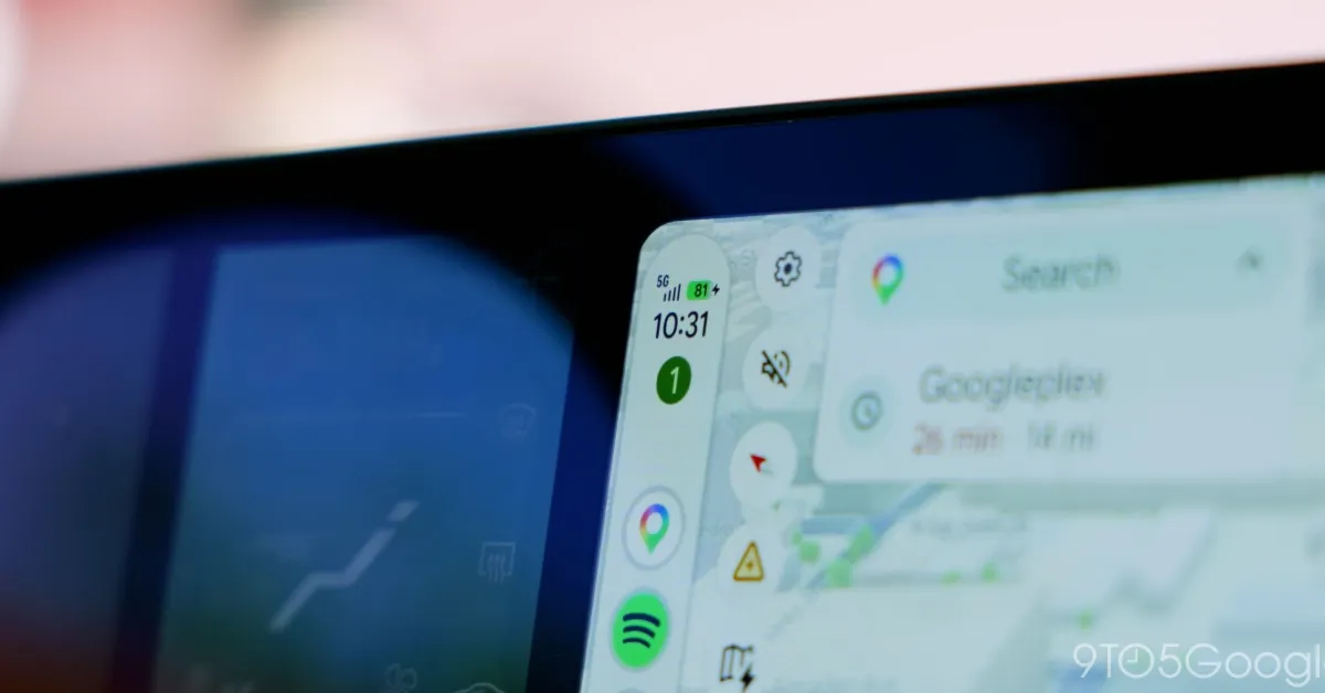 Tampilan layar Android Auto di dashboard mobil modern