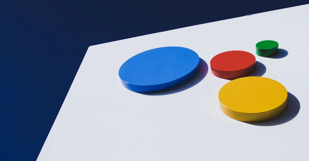 Tampilan logo Gemini dan Google Assistant di layar ponsel Android