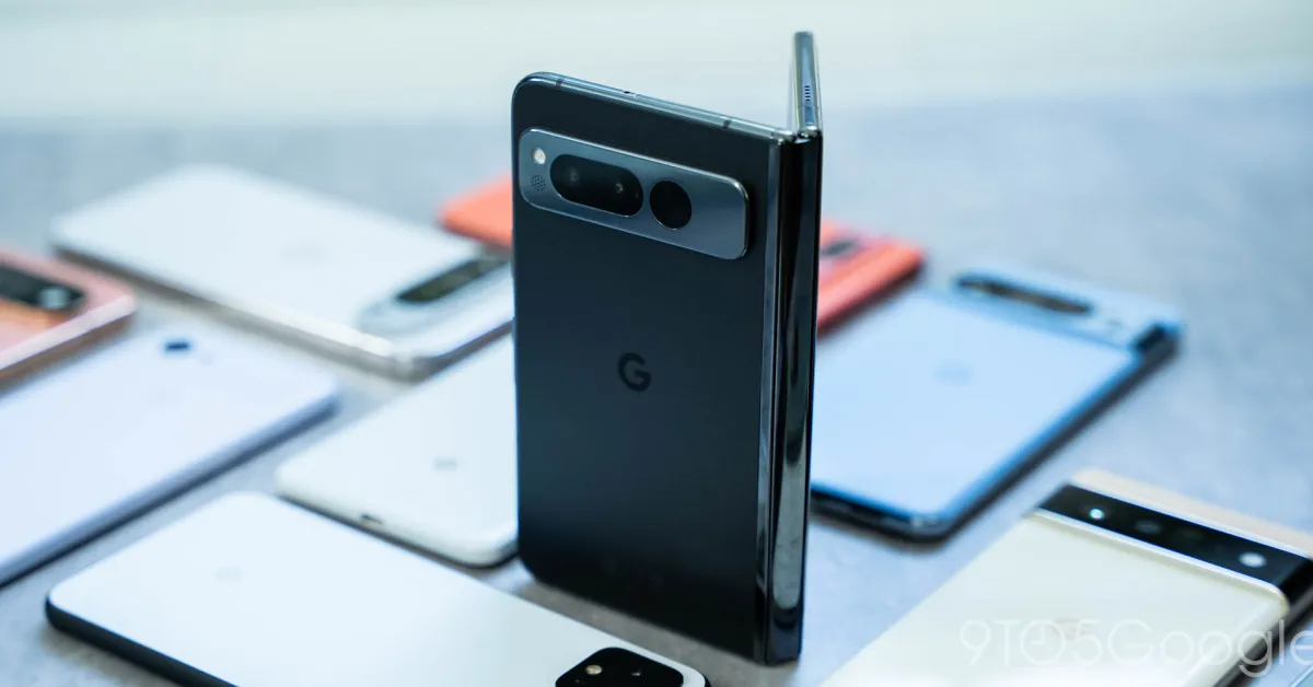 Tampilan perangkat smartphone lipat Google Pixel Fold dengan desain layar lebar