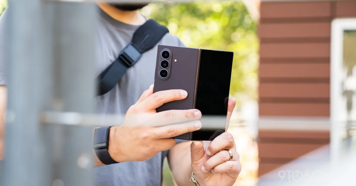 Tampilan Samsung Galaxy Z Fold 8 Ultra berwarna Violet Shadow