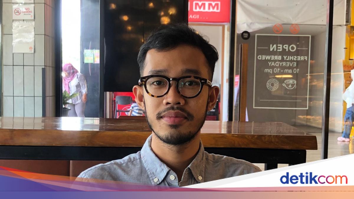 Titan Sadewo penyair muda asal Sumatera Utara yang memulai karier dari teater