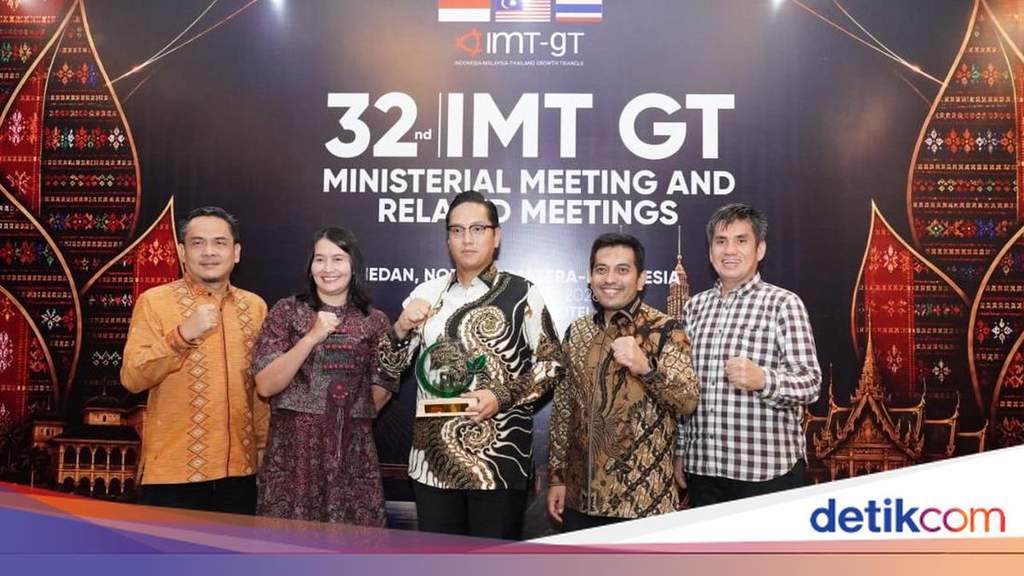 Wali Kota Medan Rico Tri Putra Bayu Waas menerima IMT-GT Green City Award