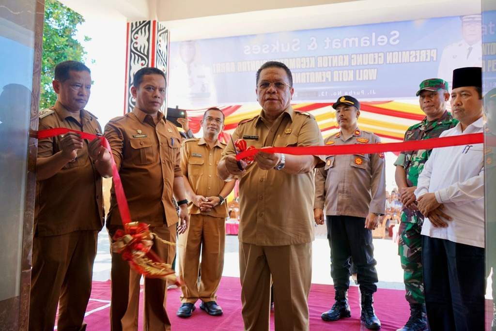 Wali Kota Wesly Silalahi saat meresmikan Kantor Camat Siantar Barat di Pematangsiantar