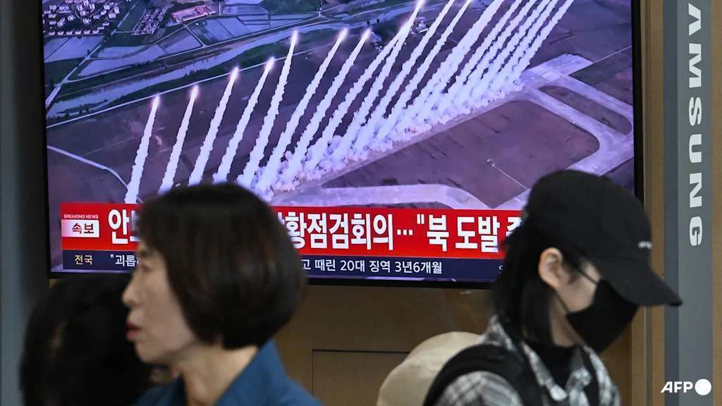 Warga melihat siaran berita uji coba rudal Korea Utara di stasiun kereta Seoul